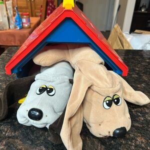 EUC Vintage 1986 Tonka Pound Puppy Dog House with Two full sized Pound Puppies